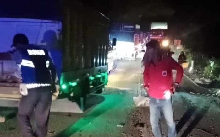 truk_trailer_terpuruk_di_tanjakan_siparau_paluta_picu_kemacetan_hingga_3_km_