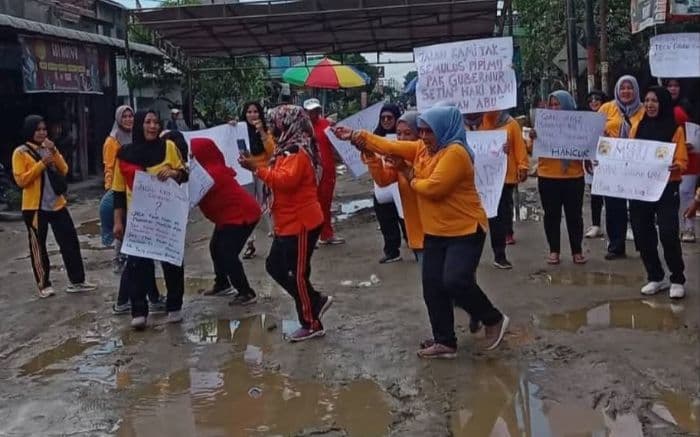 warga_deli_serdang_blokir_jalan_rusak_di_galang_desak_gubernur_sumut_turun_tangan_