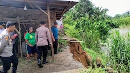 erosi_sungai_bah_hapal_ancam_4_rumah_warga_di_batu_bara_jarak_ke_bibir_sungai_tinggal_1_meter