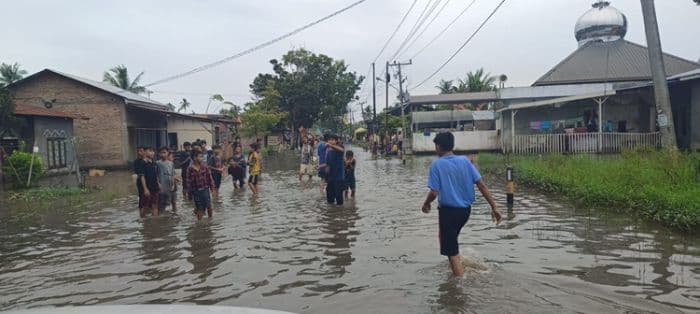 hujan_deras_di_serdang_bedagai_2350_rumah_terendam_banjir_warga_bertahan_di_lokasi