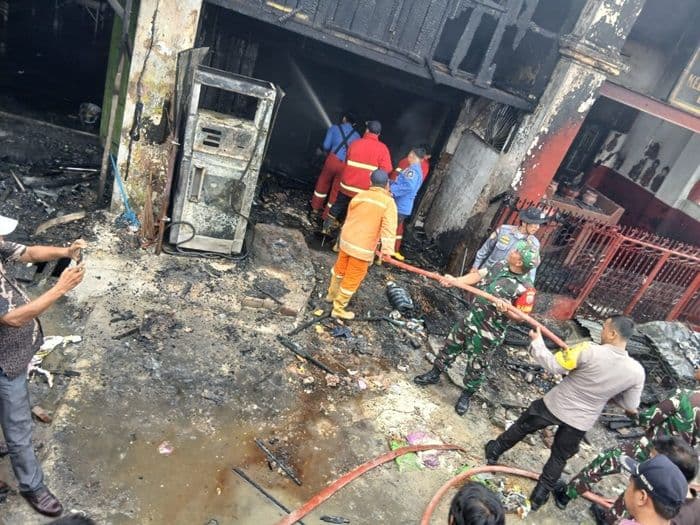 kebakaran_hebat_di_dolok_masihul_sergai_3_bangunan_terbakar_damkar_gerak_cepat_padamkan_api
