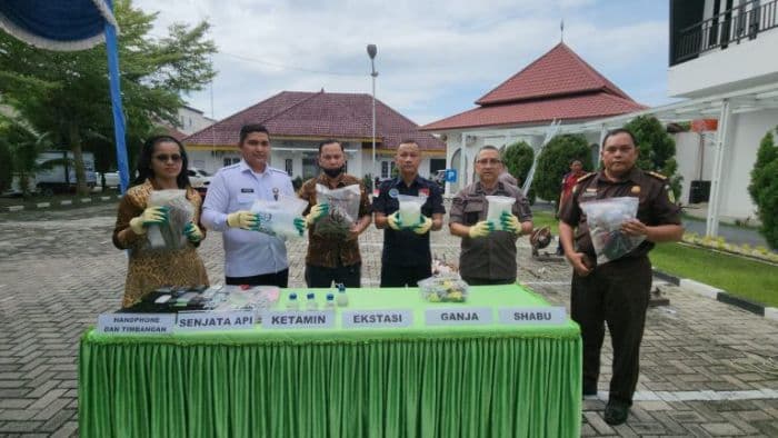 kejari_deli_serdang_musnahkan_barang_bukti_dari_482_perkara_hukum_yang_telah_inkracht