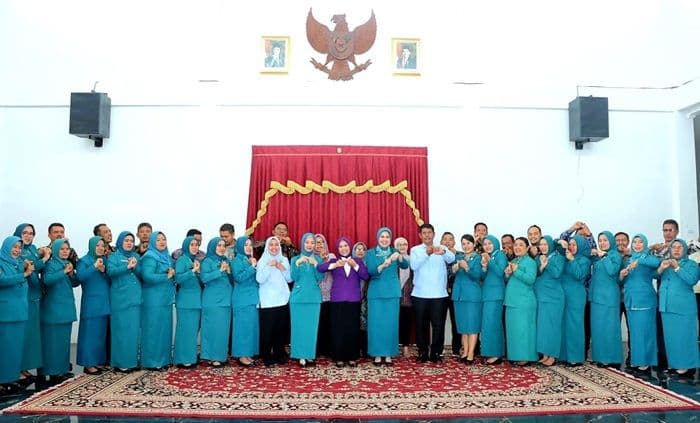 ketua_tppkk_sergai_rosmaida_darma_wijaya_lantik_bunda_paud_dan_pembina_posyandu_tegaskan_komitmen_bangun_keluarga_tangguh