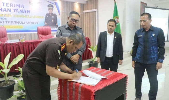 pemkab_taput_resmi_hibahkan_tanah_ke_kejari_tarutung_senilai_rp17_miliar_ini_pesan_bupati