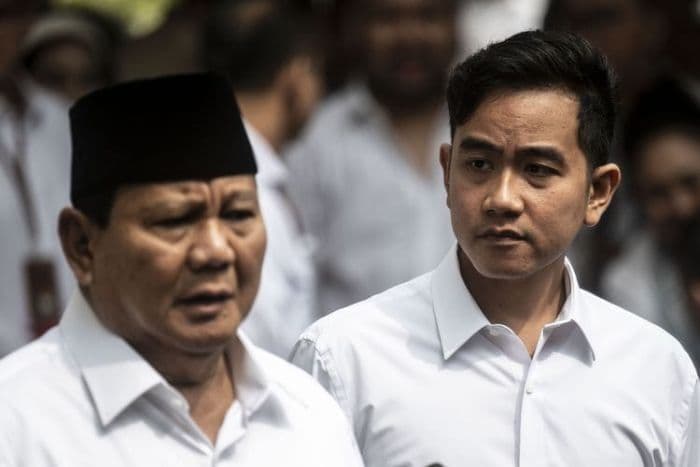 setahun_prabowogibran_dan_bangsa_yang_melodramatis