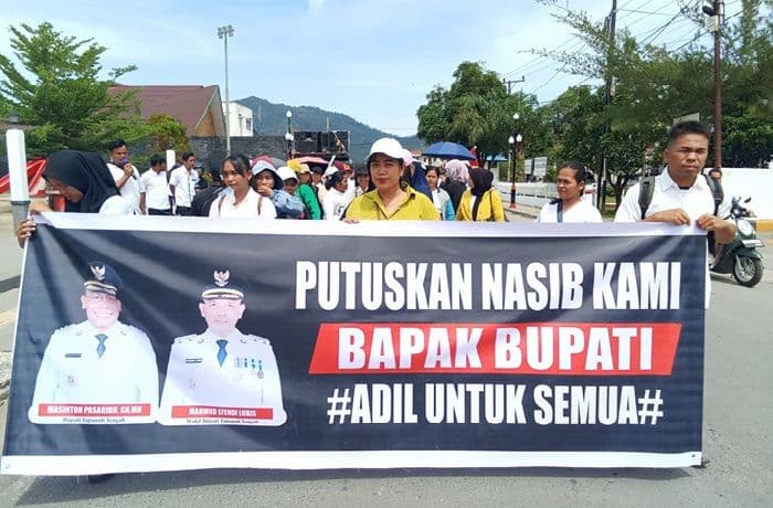 tenaga_kesehatan_di_tapteng_demo_ke_kantor_bupati_tuntut_masinton_putuskan_nasib_mereka_yang_dirumahkan