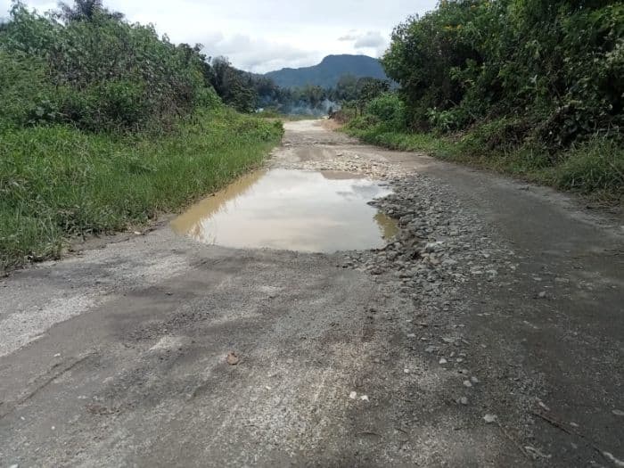 warga_narumonda_vi_toba_keluhkan_jalan_rusak_15_tahun_tak_diperbaiki_pemerintah