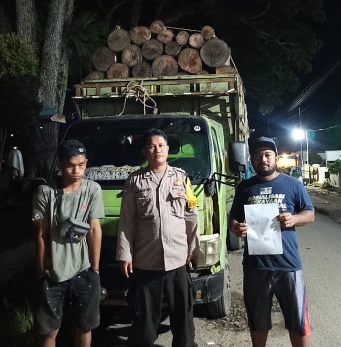 warga_serahkan_truk_bermuatan_kayu_ilegal_ke_polisi_di_simalungun_