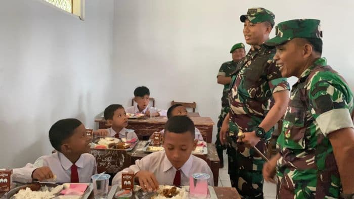dandim_deli_serdang_pantau_uji_coba_mbg_di_madrasah_al_amin_galang