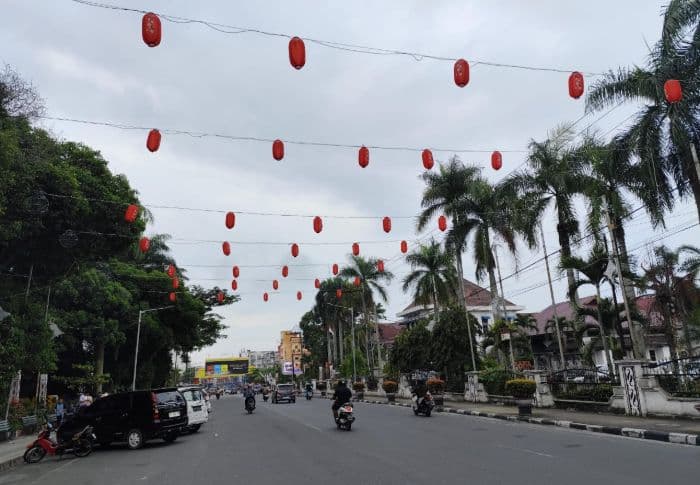 jelang_imlek_2025_ratusan_lampion_hiasi_kota_pematangsiantar
