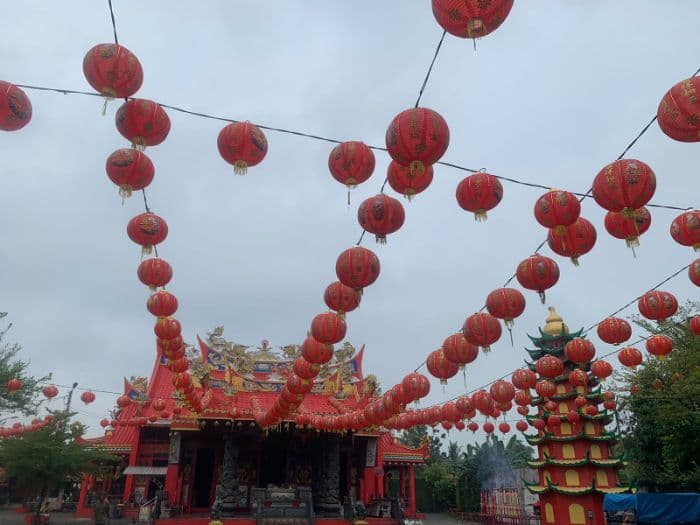 jelang_tahun_baru_imlek_vihara_tertua_di_medan_mulai_pasang_lampion_