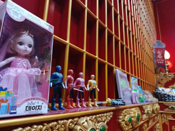 mengenal_ksitigarbha_bodhisattva_altar_yang_berisikan_mainan_untuk_hibur_roh_janin