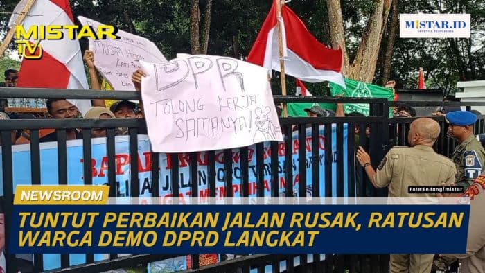 newsroom_tuntut_perbaikan_jalan_rusak_ratusan_warga_demo_dprd_langkat