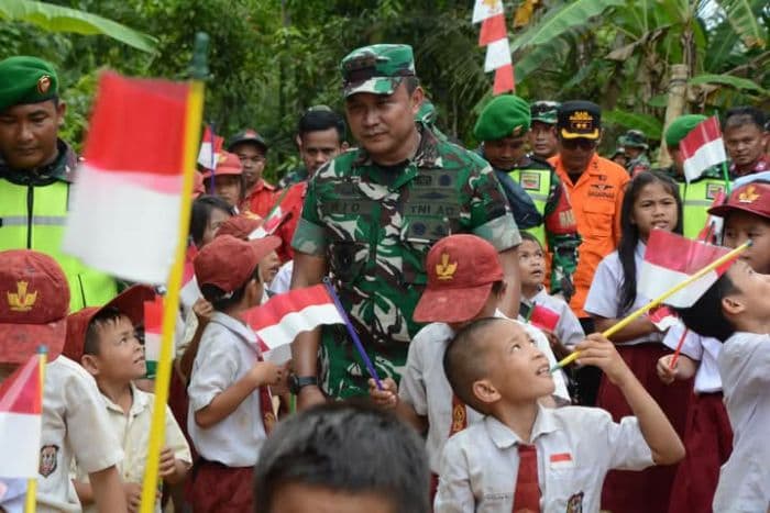 pangdam_dan_danrem_023ks_kunjungi_sdn_078481_di_desa_terpencil_nias