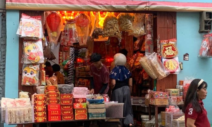 pernakpernik_shio_ular_dan_angpao_warnai_perayaan_imlek_2576