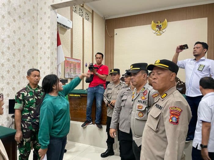 audiensi_kasus_koperasi_bodong_bni_berakhir_ricuh