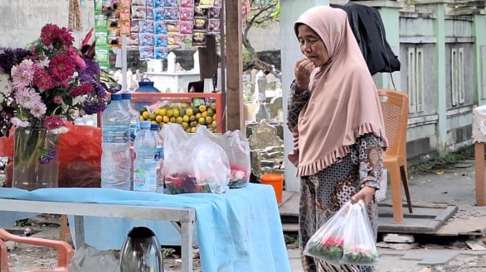 berkah_pedagang_bunga_ketika_ziarah_di_makam_sebelum_ramadan