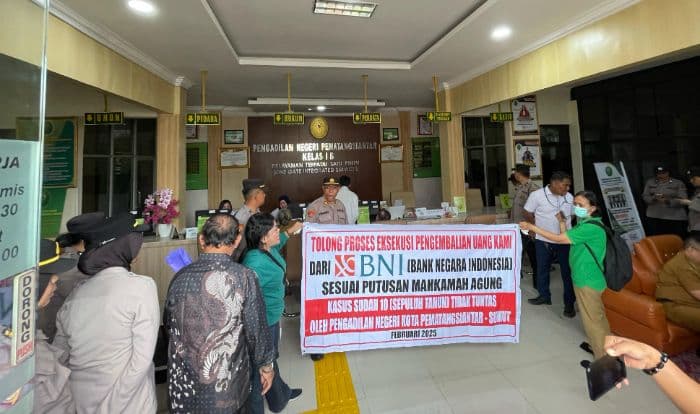 kericuhan_koperasi_bodong_bni_berlanjut_korban_pukul_meja_pengadilan
