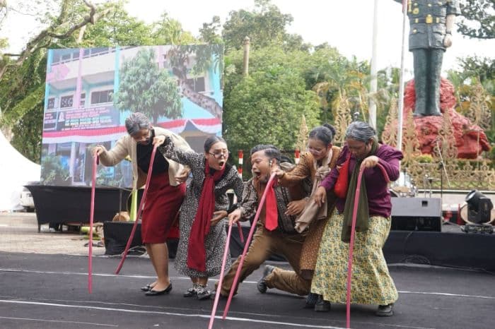 matahari_di_taman_kota_pertunjukan_teater_yang_mengisahkan_perjalanan_manusia