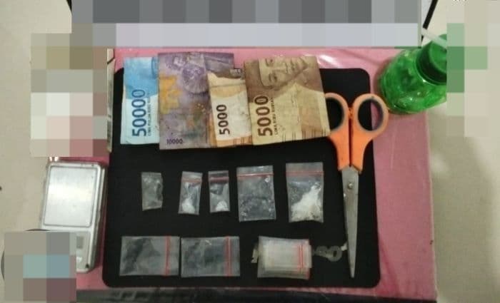 pengedar_sabu_di_perladangan_kelapa_sawit_warga_ditangkap_polisi_