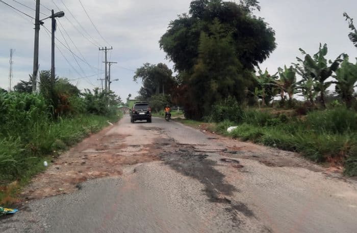 pengendara_minta_jalan_berlubang_di_siantar_marimbun_diperbaiki
