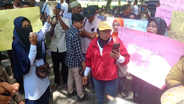 puluhan_nelayan_demo_dprd_langkat_tuntut_dana_bantuan_yang_diselewengkan
