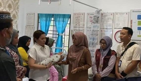 warga_asahan_temukan_bayi_di_musala_diambil_keluarganya
