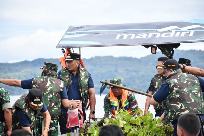 bersihkan_danau_toba_dari_eceng_gondok_1814_personel_tni_dikerahkan