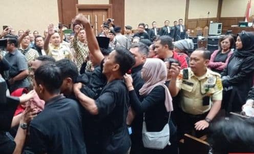 kericuhan_warnai_sidang_hasto_kristiyanto_ada_melempar_botol