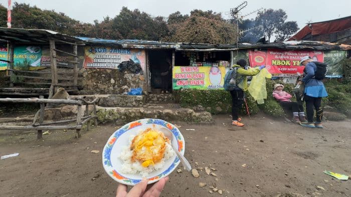 menu_favorit_di_warung_mbok_yem_puncak_gunung_lawu