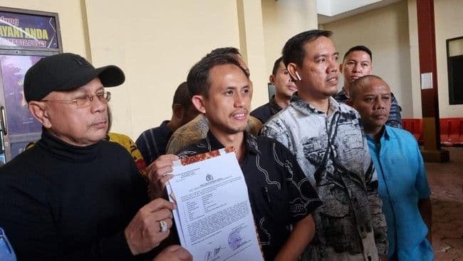 relawan_laporkan_roy_suryo_ke_polisi_terkait_tuduhan_ijazah_palsu_jokowi
