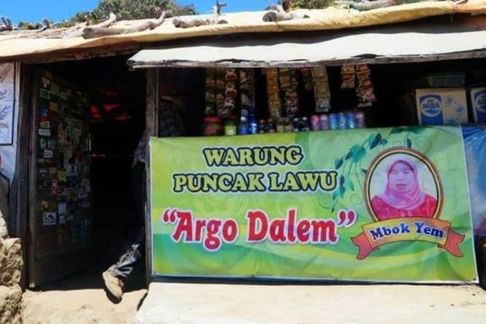 sejarah_warung_mbok_yem_di_puncak_gunung_lawu_