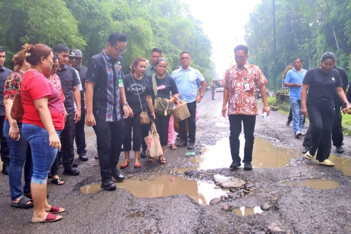 tinjau_jalan_rusak_di_pasar_lau_cih_wali_kota_rico_waas_janji_perbaiki_pekan_depan