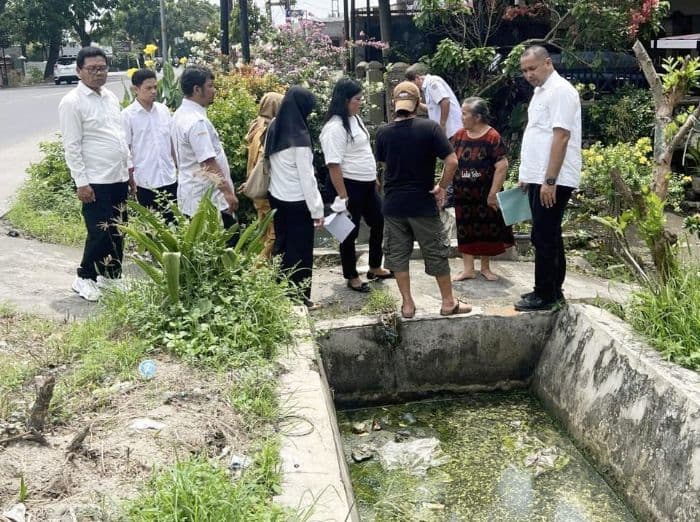 warga_binjai_utara_protes_limbah_warkop_dibuang_ke_parit_timbulkan_bau_tak_sedap