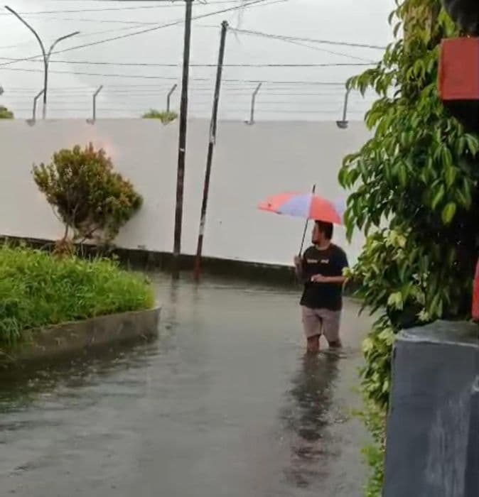 banjir_setinggi_lutut_genangi_medan_sunggal_usai_hujan