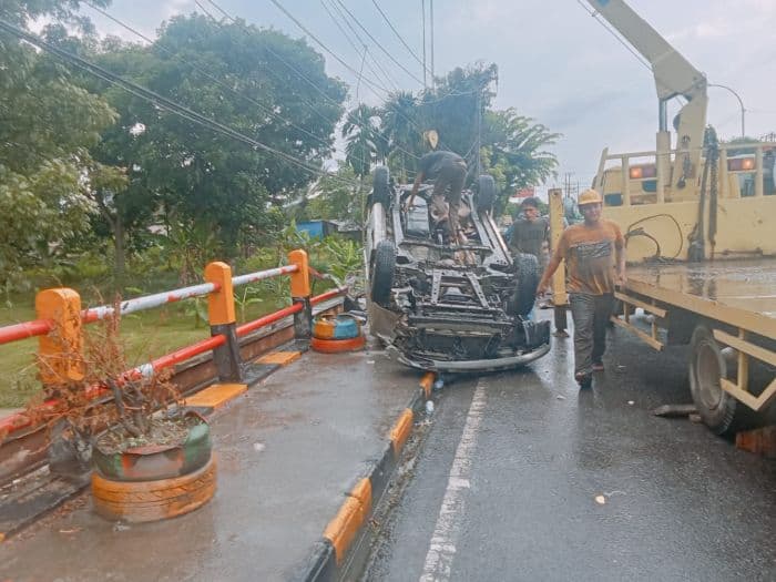 innova_terbalik_usai_tabrak_motor_di_lubuk_pakam_satu_tewas