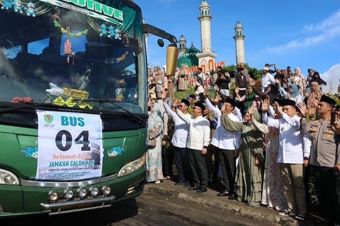 pelepasan_174_calhaj_tapsel_2025_bupati_gus_irawan_pimpin_prosesi_haru_di_sipirok