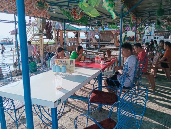 pondok_kayu_di_pantai_pasir_putih_parbaba_samosir_jadi_daya_tarik_wisatawan