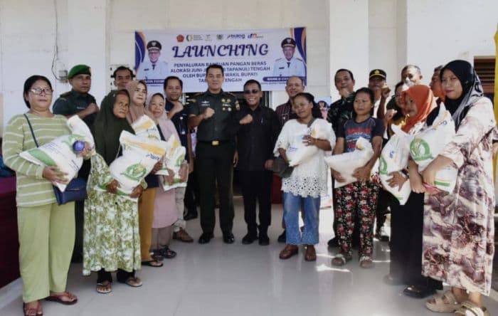 32_ribu_warga_tapteng_terima_bantuan_beras_dari_pemerintah