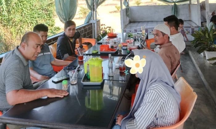 adik_bupati_labura_biayai_pendidikan_siswi_yatim_yang_putus_sekolah_karena_uang_perpisahan_