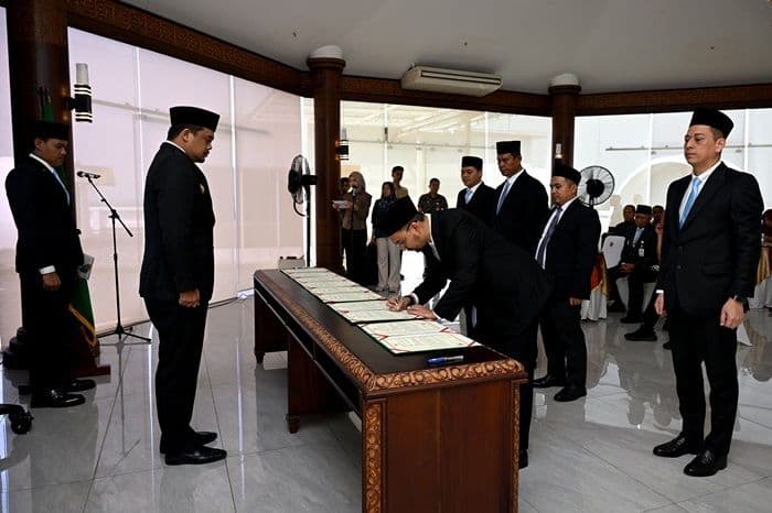 bobby_nasution_lantik_direksi_dan_komisaris_dua_bumd_dorong_strategi_bisnis_untuk_tingkatkan_pad