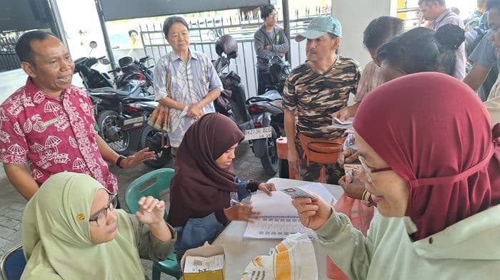 bulog_sumut_salurkan_25_ton_beras_untuk_126_penerima_di_medan