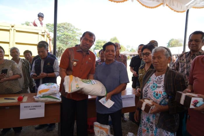 enam_desa_di_toba_dapat_bantuan_pangan_beras_sebanyak_97_ton_