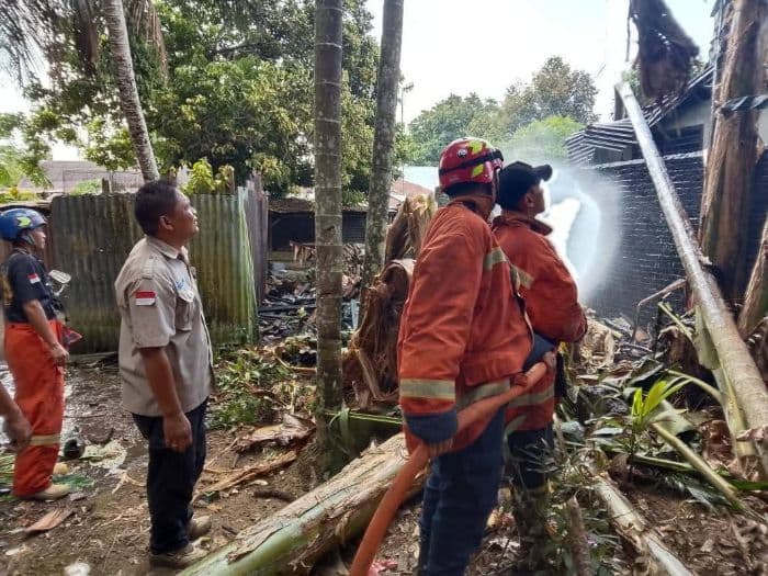 garagara_bakar_sampah_rumah_di_binjai_nyaris_terbakar