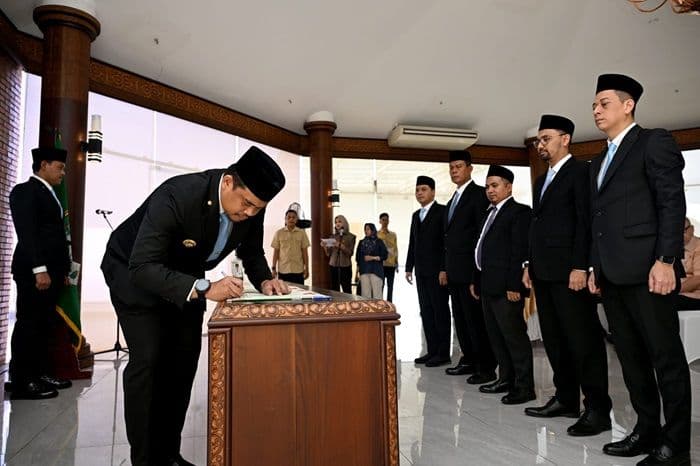 gubernur_sumut_lantik_direksi_dan_komisaris_dua_bumd_ini_harapannya