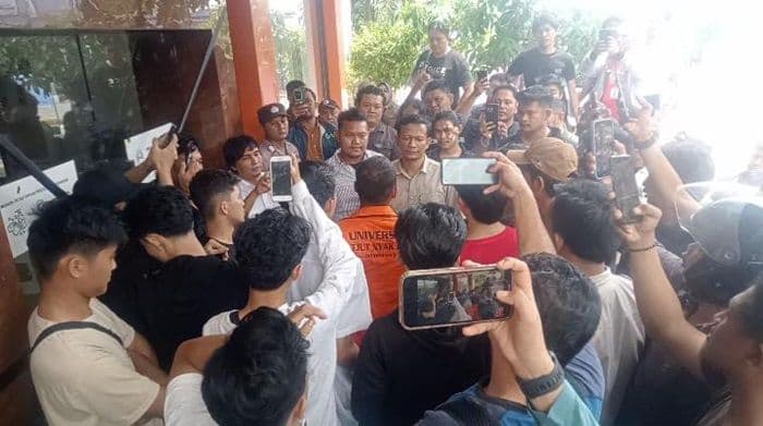 penyegelan_gedung_rektorat_universitas_tjut_nyak_dhien_ditentang_mahasiswa