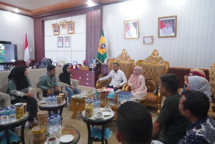 siswi_mts_yang_viral_putus_sekolah_kini_dibantu_bupati_labusel_