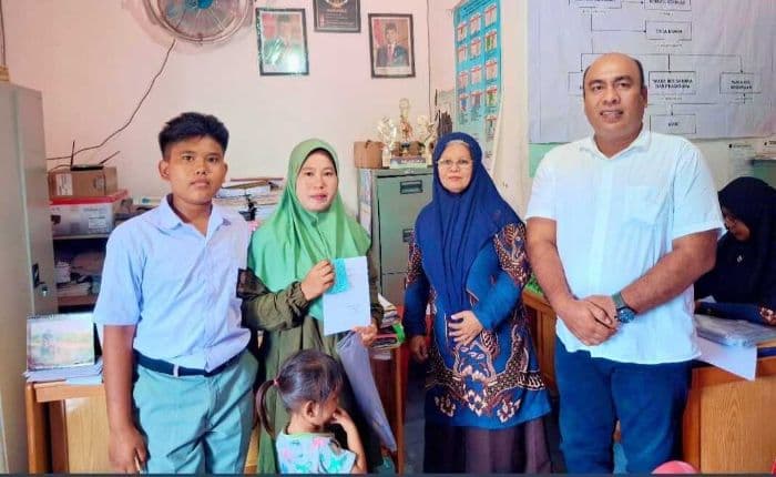 tria_novi_khairani_kembali_bantu_biaya_pendidikan_anak_kurang_mampu_di_labura