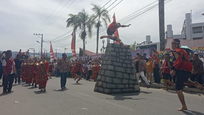 lompat_batu_dan_karnaval_meriahkan_hari_jadi_ke80_kabupaten_tapteng