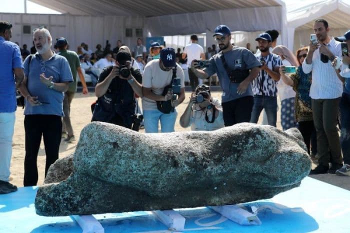 mesir_angkat_tiga_artefak_besar_dari_dasar_laut_alexandria